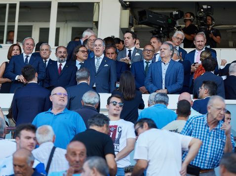 Jorge Mas en el palco de La Romareda