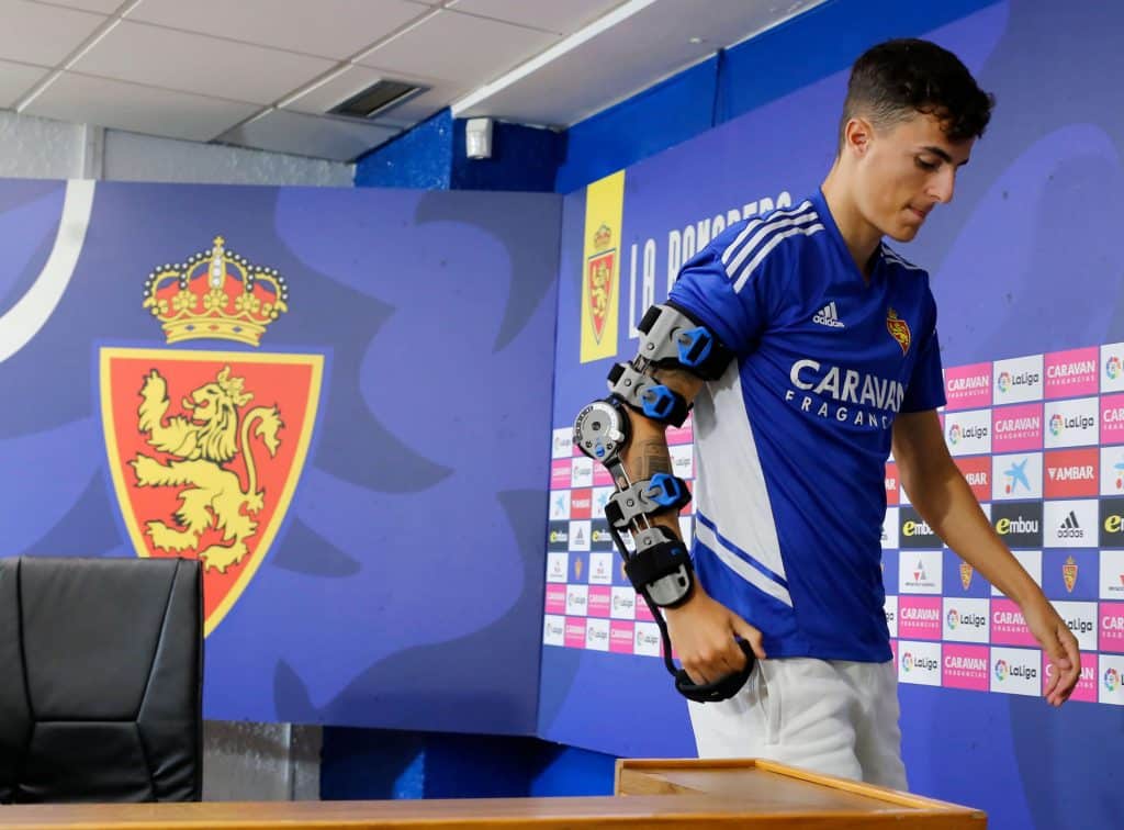 Alejandro Francés con el codo inmovilizado